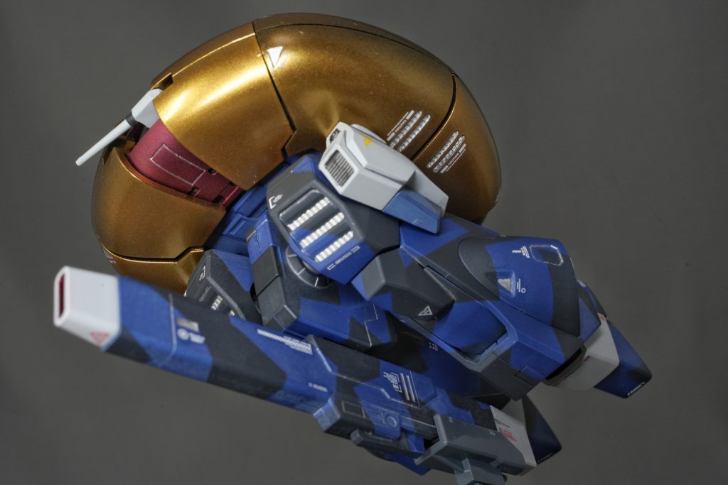 こちらが有名な円盤形態。20年ぶりの制作は自由な色で塗ろうと思った時にティターンズブルー2色使った迷彩を思いつきました。以下、使用塗料肩、前腕等 → ガイア パールゴールド(黒下地)手足、胴体→ クレオス ティターンズブルー2+1(1は水性)胸、くるぶし等→ガイア ニュートラルグレー1モノアイカバー→ クレオス ベルベットレッド 関節 →ABS樹脂にラッカー焼鉄色