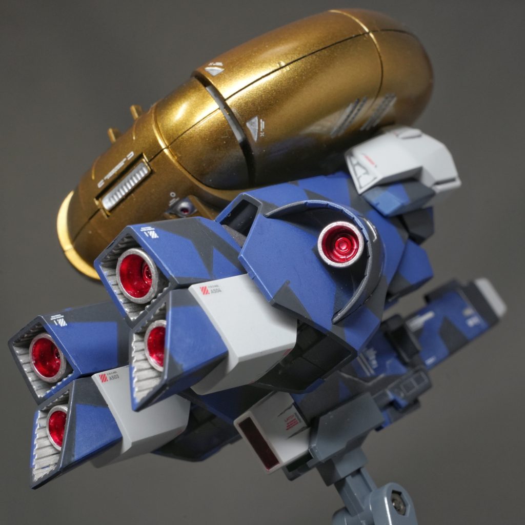 スプリッター迷彩は深く考えずにマスキングテープで分割。模様が今ひとつなところもありましたが妥協!問題は関節がラッカー塗料で塗ったら割れると有名なABS樹脂。未塗装も考えましたが、どうしても色を変えたくて・・・