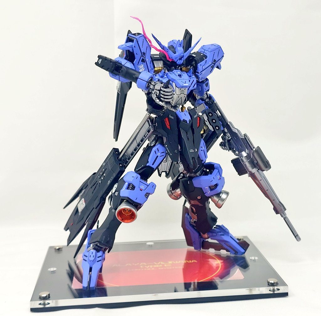 素立ちバーストサーベルの抜刀で脳みそぶっ壊されてるので、素立ちにも取り入れてオサレ感を。サーベルの持ち方もいいオサレ感かなと思いますw