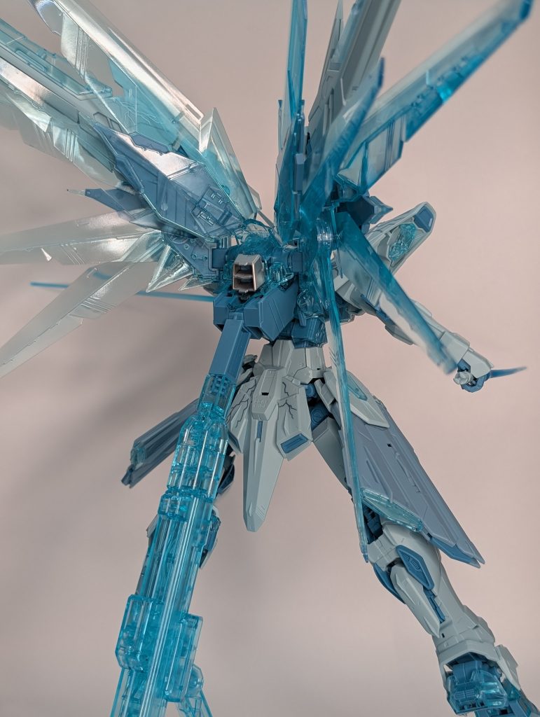 なるべく限定カラーを活かす表現を狙いました。けして手抜きではありません笑内部フレーム、無塗装グレー部分、スターライトシルバー翼などのクリアーパーツ、EXクリアー03光沢その他ブルー、EXクリアー09セミグロスツインアイ、黒下地→スターブライトシルバー→クリアーイエロー→蛍光クリアー→エナメル隈取り