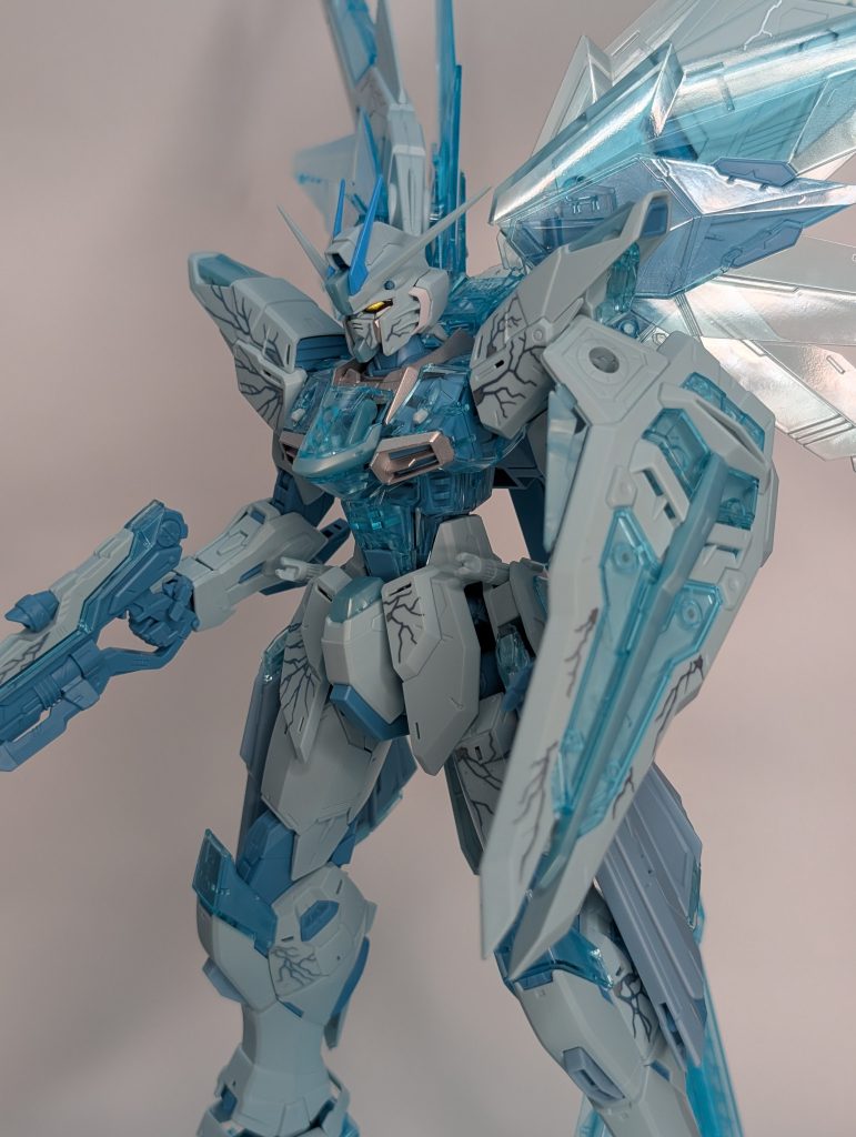 普段の全塗装、エッジ出し、スジ彫りなどの工程を一切行わなかったので完成までは速かったです。その代わりゲート処理にとても気を遣いました。クリアパーツの処理って難しいですね。