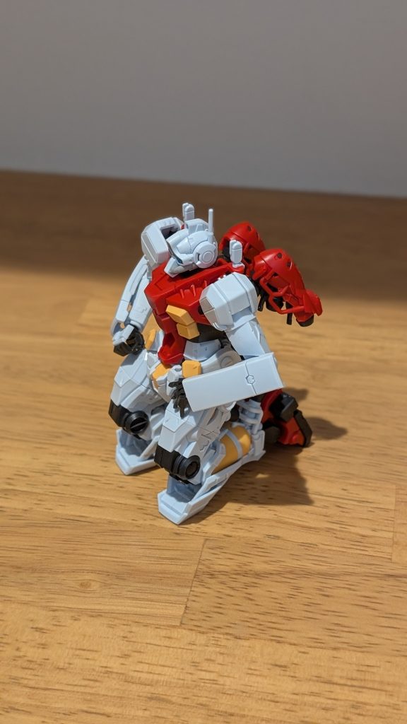 正座は、ガンプラを組んだらよくするポーズです。そういえば昔、ガンプラ王決定戦2000に出たときの参加賞でもらった完全無色クリアのガンキャノンはもっと綺麗な正座をしてた記憶が蘇りました。