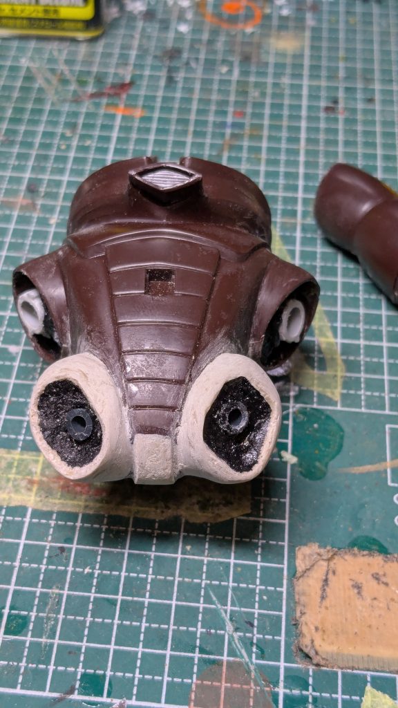 雑ですが、腕はダンボール戦機のジャンクからボールジョイントを拝借。脚も差し込めるようにしています。