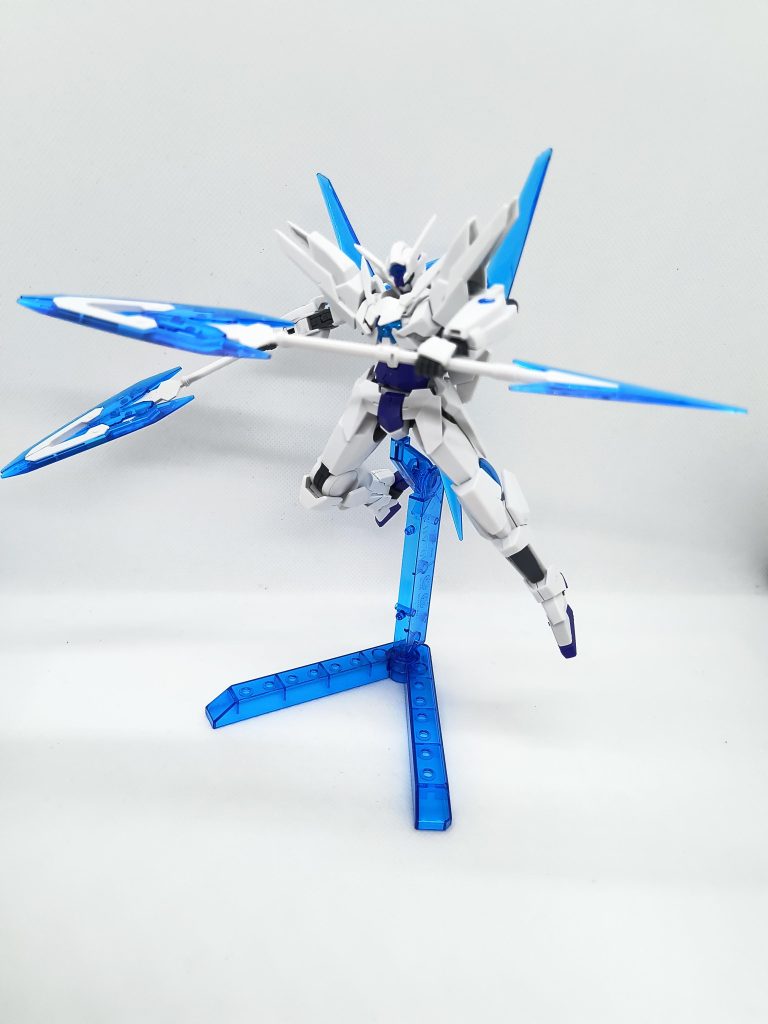 よく話題にされている頭部は、メカデザ担当の海老川さんが過去にポストしていた物を参考に改修しています長物二刀流でエフェクトもビルドシリーズらしいのがかっこいいですよね