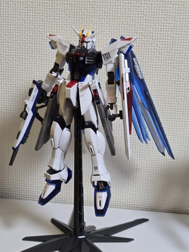 ちょっと部分塗装してスミイレ&付属シール貼って完成✨