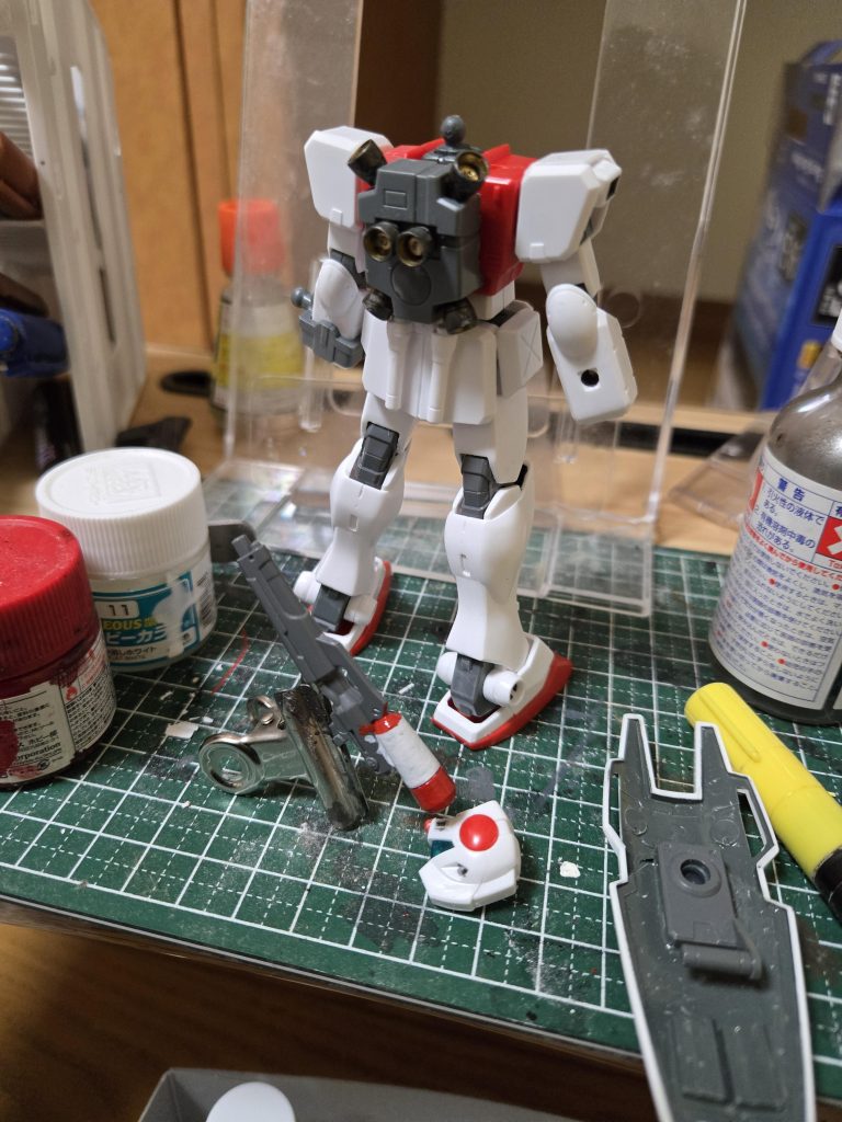 バーニア、シールド裏等たりない部分をマーカーや筆塗りで補填