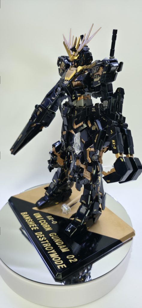 今回はアニメの色に近づけるためプリズムブルーブラックにクリアブラックをまぜて調色して雰囲気を少し黒目に調整。 サイコフレームはモビリティジョイントのバンシィの色に寄せてみました。 台座にもバンシィと同じ色を使い デカールはゴールドで自作。