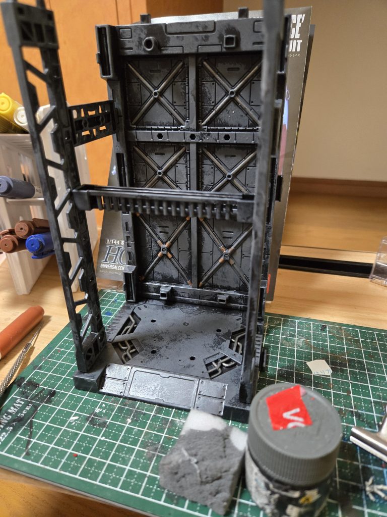 黒のままだとちょっと玩具ポイのでスポンジ塗りとマーカーで部分塗装 