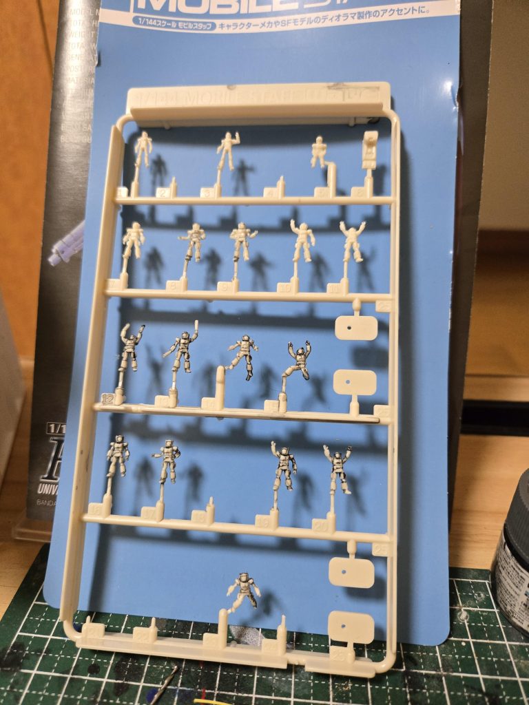 waveの1/144スケールのフィギュア、そのままだとちゃちいのでリアルタッチマーカーでテキトーにスミイレ