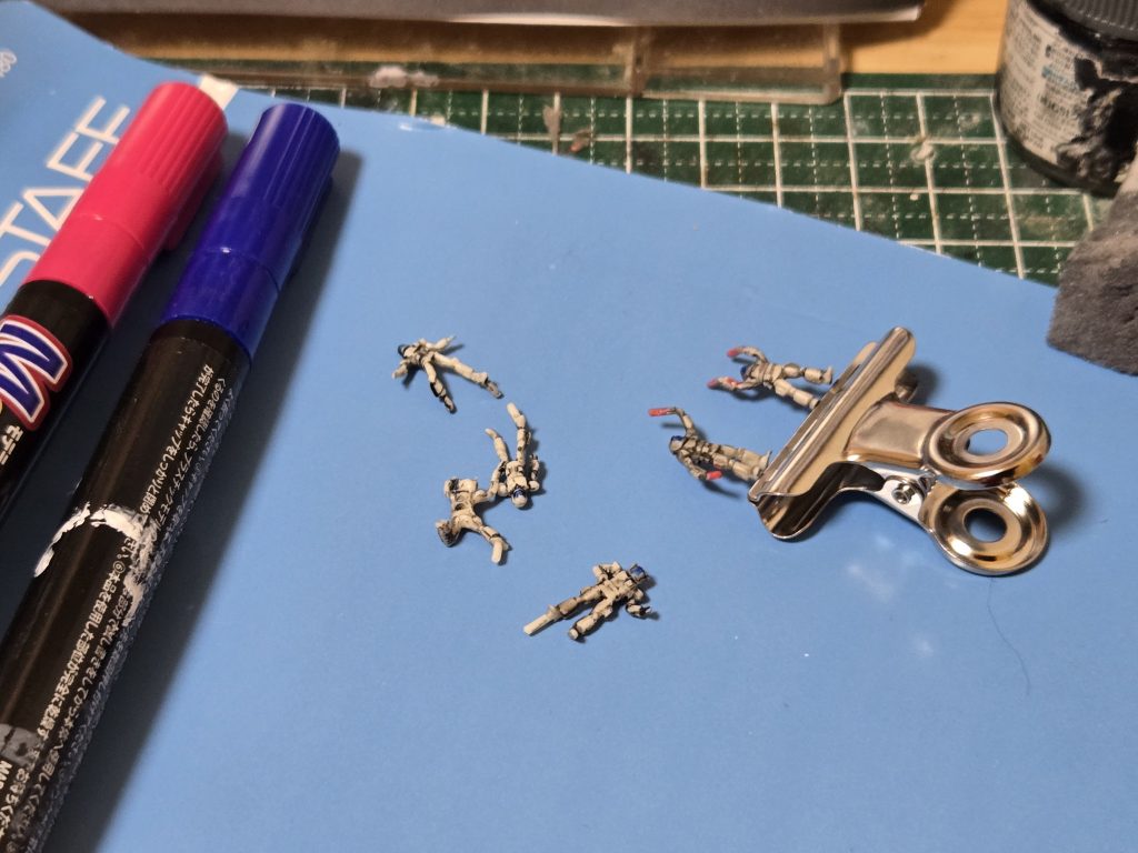 バイザーと誘導灯を百均マーカーで塗って完成 