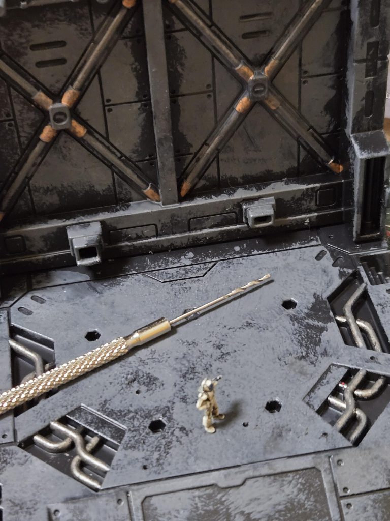 足元にピンが付いてるのでベースの方にピンバイスでテキトーに穴開けると簡単に配置可能✨これは便利～