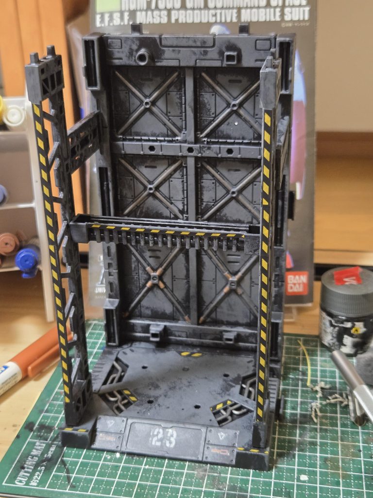 スポンジ塗り？ってやつでグレーで塗って専用のシールをちょこっと貼りました