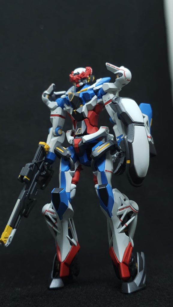 まずはオメガ・サイコミュ起動前でプロポーションが良いので様になりますね～胸と腰の細いオレンジラインは付属のシールを切り抜いて貼りました歪みやすいけど塗装よりは確実かも…？