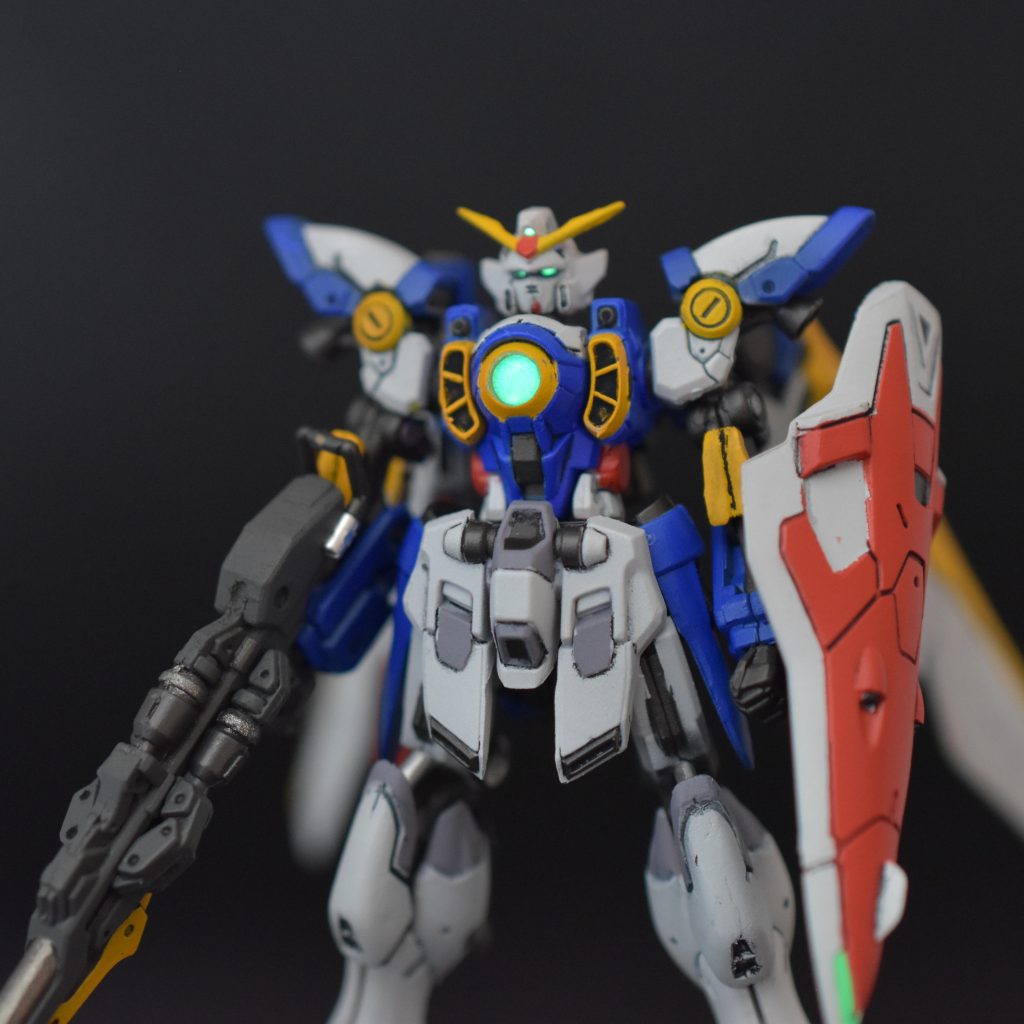 カメラアイ等のセンサー類は、蛍光カラーで塗装してますので、ブラックライトだ発光します。