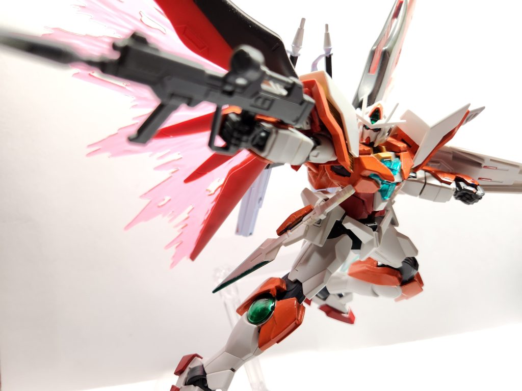 基本的な武装は以前と変わらないが、肩部にビームブーメランが増設され、脚部のGNコンデンサは二世代先のものにアップデートされている。