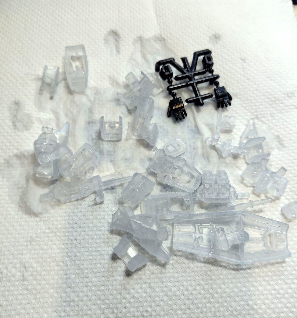 バラしてから、一度洗浄してから塗装しました。素材がMABSということで、プライマーを吹いてから塗装してます。