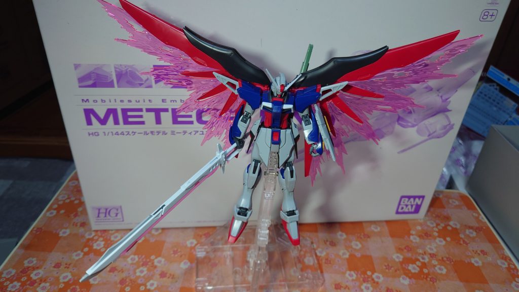 お決まりのポーズ。放送当時はデスティニーはパイロットのシンも含めて好きな機体ではありませんでした。いろんなガンダムの要素と装備集めました感がすごくて・・・FREEDOMを見てからSPEC2のカラーリングで一気に好きになってしまいました。個人的にダークヒーロー感があってとてもかっこいいカラーリングだと思います。