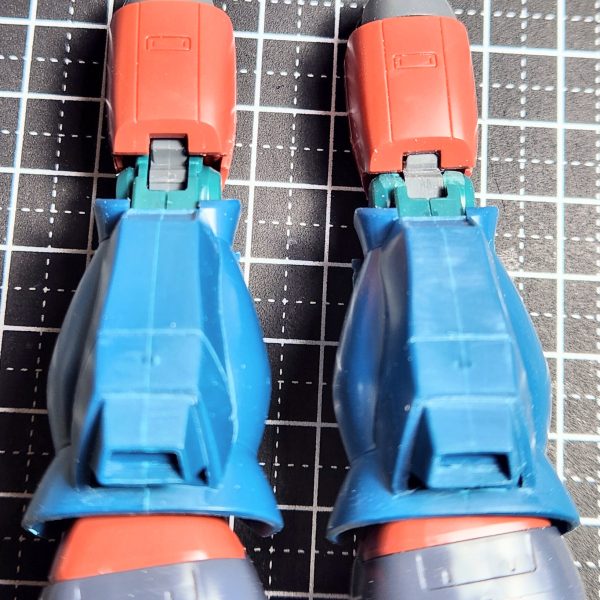 パチ組みのHGザクマリナーを見ていて、余っているORIGIN版ザクの下半身が使えるんじゃないかと工作し始めました。が、そのままでは外装が凄く浮いてハマらなかったので、太ももの内部構造を少し加工しました。左が加工前で右が加工後にぴったりハマった状態です。可動干渉も無くて良い感じになりました。左足も頑張って加工します。（3枚目）