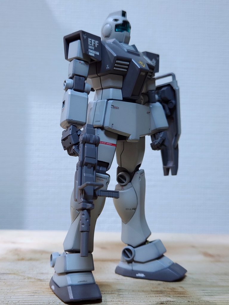 いつもジオン系MSばかりだから、経験の為に連邦MSも触ってみると良いと、自分の持っているHGジムを３体くれました。どう作ったら良いのかと思いましたが、初ジムは素組みで合わせ目や表面処理をして完成させました。