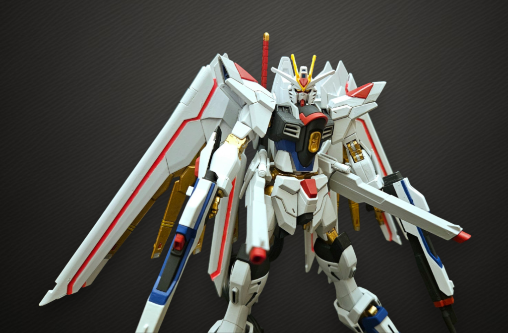 両腕にビームサーベルを構えて