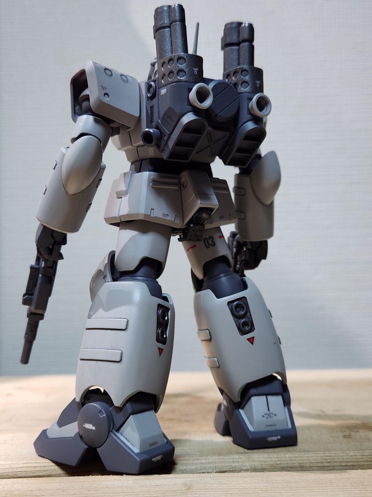 ゲームでのカラーリングと言うより、配色とデカールを、前作のジムと並べて違和感の無いように気をつけて作業しました。それとガンキャノンはマッシヴなシルエットで、後ろ姿が凄く映えて、個人的に好きな機体です。