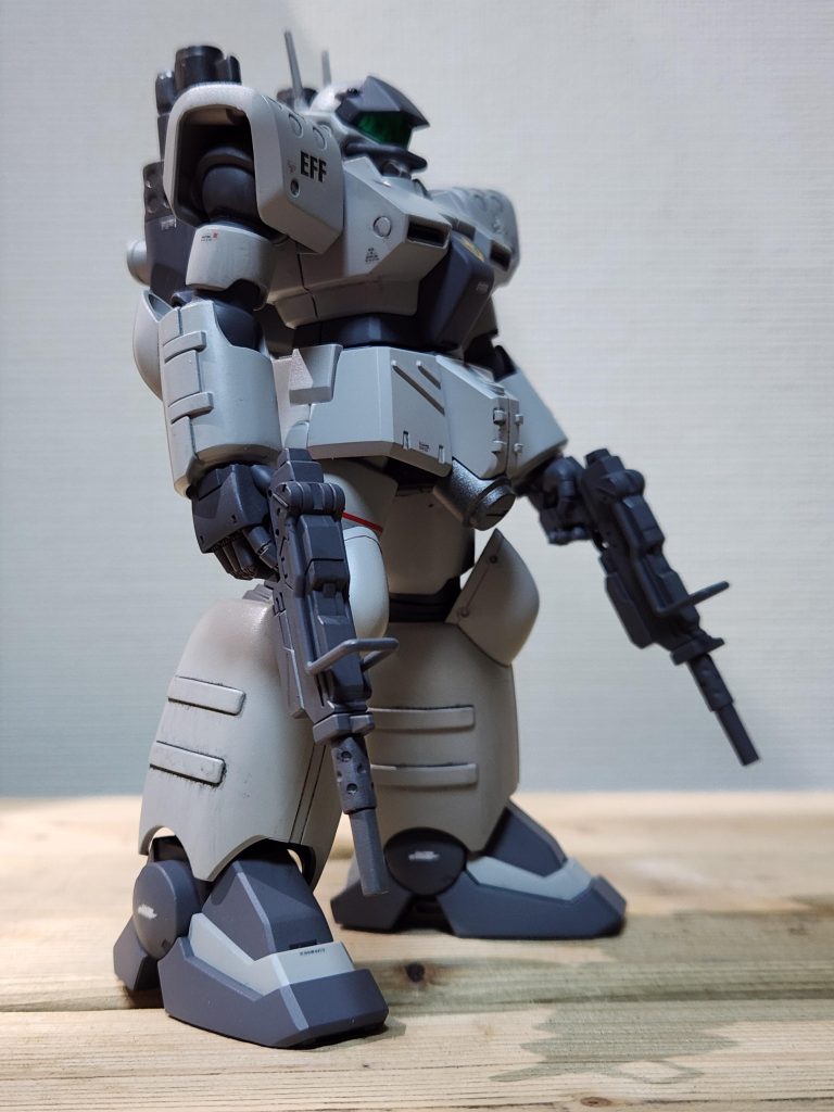 武装も100mmマシンガン二丁持ちだったので、ストックの陸戦型から拝借して作りました。装備させると気分も上がってきますね。