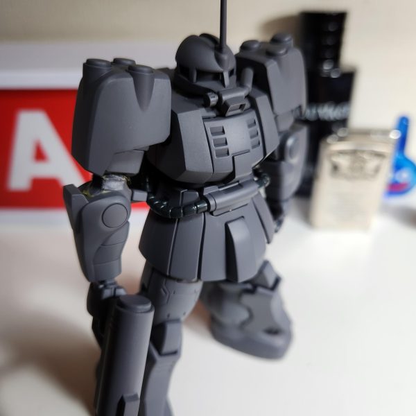サフ吹いて全体のスタイルを見直しました。(画像一枚目から順に変化の流れです)今回はジオン残党軍の機体として妄想しながら、塗装とデカールを貼ってみました。終戦後に残党軍により使用と格納、整備改修を行われたと考え、教わった錆び表現をいれる事にして、少しずつコツコツ作業しています。楽しくてまたウェザリングし過ぎてしまうとでしょうが、今はこれが楽しいので続行します。機体自体のスタイルと可動の改修は凄く気に入っているので、歴戦感ある格好良いザクマリナーに仕上げたいです✨️（2枚目）
