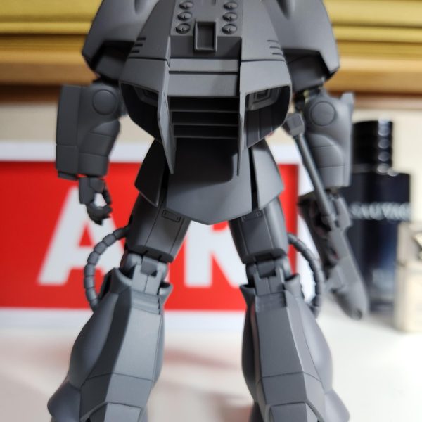 サフ吹いて全体のスタイルを見直しました。(画像一枚目から順に変化の流れです)今回はジオン残党軍の機体として妄想しながら、塗装とデカールを貼ってみました。終戦後に残党軍により使用と格納、整備改修を行われたと考え、教わった錆び表現をいれる事にして、少しずつコツコツ作業しています。楽しくてまたウェザリングし過ぎてしまうとでしょうが、今はこれが楽しいので続行します。機体自体のスタイルと可動の改修は凄く気に入っているので、歴戦感ある格好良いザクマリナーに仕上げたいです✨️（3枚目）