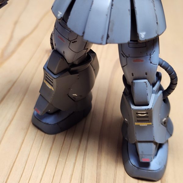 サフ吹いて全体のスタイルを見直しました。(画像一枚目から順に変化の流れです)今回はジオン残党軍の機体として妄想しながら、塗装とデカールを貼ってみました。終戦後に残党軍により使用と格納、整備改修を行われたと考え、教わった錆び表現をいれる事にして、少しずつコツコツ作業しています。楽しくてまたウェザリングし過ぎてしまうとでしょうが、今はこれが楽しいので続行します。機体自体のスタイルと可動の改修は凄く気に入っているので、歴戦感ある格好良いザクマリナーに仕上げたいです✨️（6枚目）