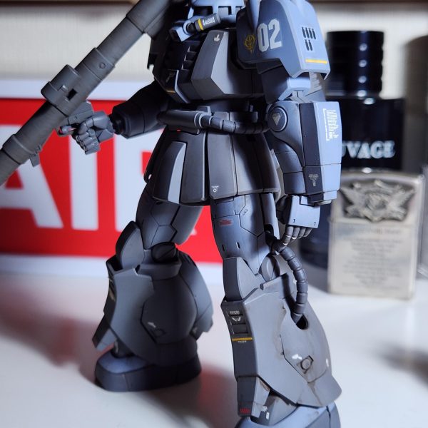 サフ吹いて全体のスタイルを見直しました。(画像一枚目から順に変化の流れです)今回はジオン残党軍の機体として妄想しながら、塗装とデカールを貼ってみました。終戦後に残党軍により使用と格納、整備改修を行われたと考え、教わった錆び表現をいれる事にして、少しずつコツコツ作業しています。楽しくてまたウェザリングし過ぎてしまうとでしょうが、今はこれが楽しいので続行します。機体自体のスタイルと可動の改修は凄く気に入っているので、歴戦感ある格好良いザクマリナーに仕上げたいです✨️（5枚目）