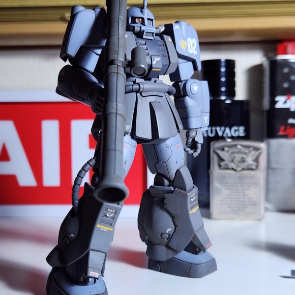 サフ吹いて全体のスタイルを見直しました。(画像一枚目から順に変化の流れです)今回はジオン残党軍の機体として妄想しながら、塗装とデカールを貼ってみました。終戦後に残党軍により使用と格納、整備改修を行われたと考え、教わった錆び表現をいれる事にして、少しずつコツコツ作業しています。楽しくてまたウェザリングし過ぎてしまうとでしょうが、今はこれが楽しいので続行します。機体自体のスタイルと可動の改修は凄く気に入っているので、歴戦感ある格好良いザクマリナーに仕上げたいです✨️（4枚目）