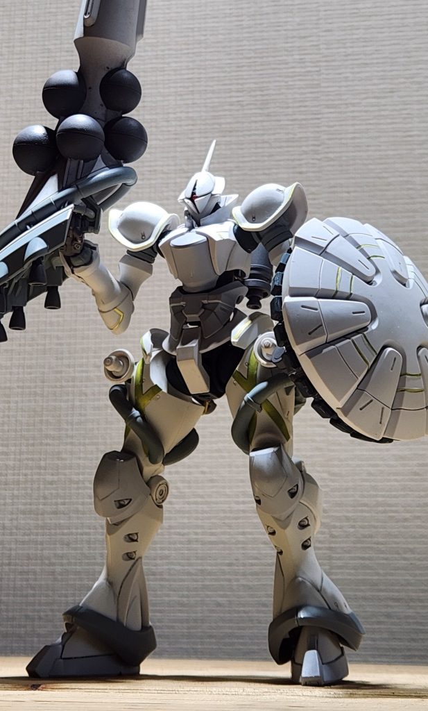 皆さんのギャンを見ていて、私も作りたくなってしまいました。ハクジを構えても、支えなしで簡単に自立出来る事に感動しました。武装の新規デザインの良さったらないです。