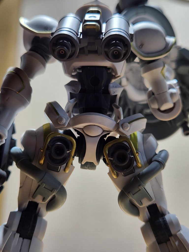 腿裏のスラスターもバックパックも、シンプルなのに逞しさに拍車を掛ける良デザイン!これでピンチに駆けつけるとかヒロイック過ぎます。