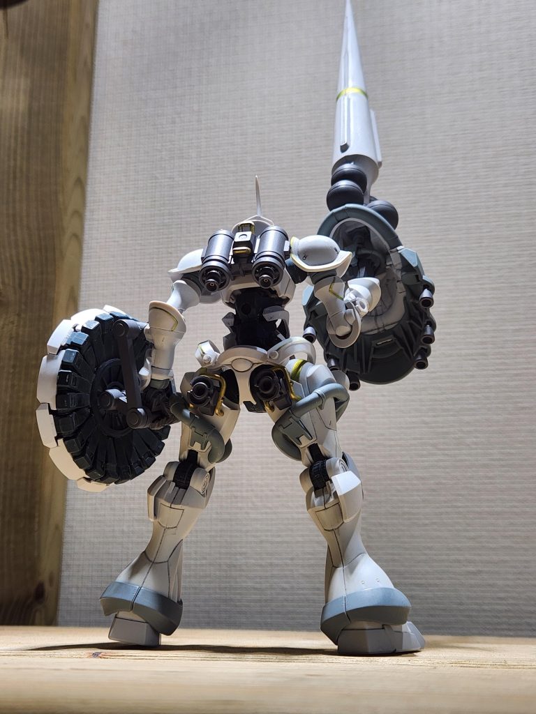 そして後ろ姿の精悍な事も、今回ギャンを作りたくなった理由です。細身な機体なのに、逞しく感じるデザインは最高に好みです。