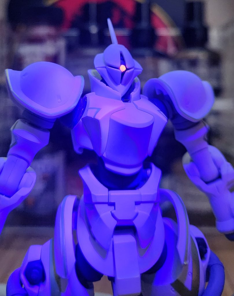 モノアイは開口し、レジンを使いました。塗装は蛍光ピンクで点灯表現も楽しんでます。映像作品でのイメージで、デカールは敢えて貼らずにおきました。あとHGザクマリナー制作の途中だったので、作業工程自体は簡単に、モノアイ以外は素組みで、ゲート&パーティングライン&合わせ目の処理、成形色を活かして少しだけ部分塗装で仕上げました。