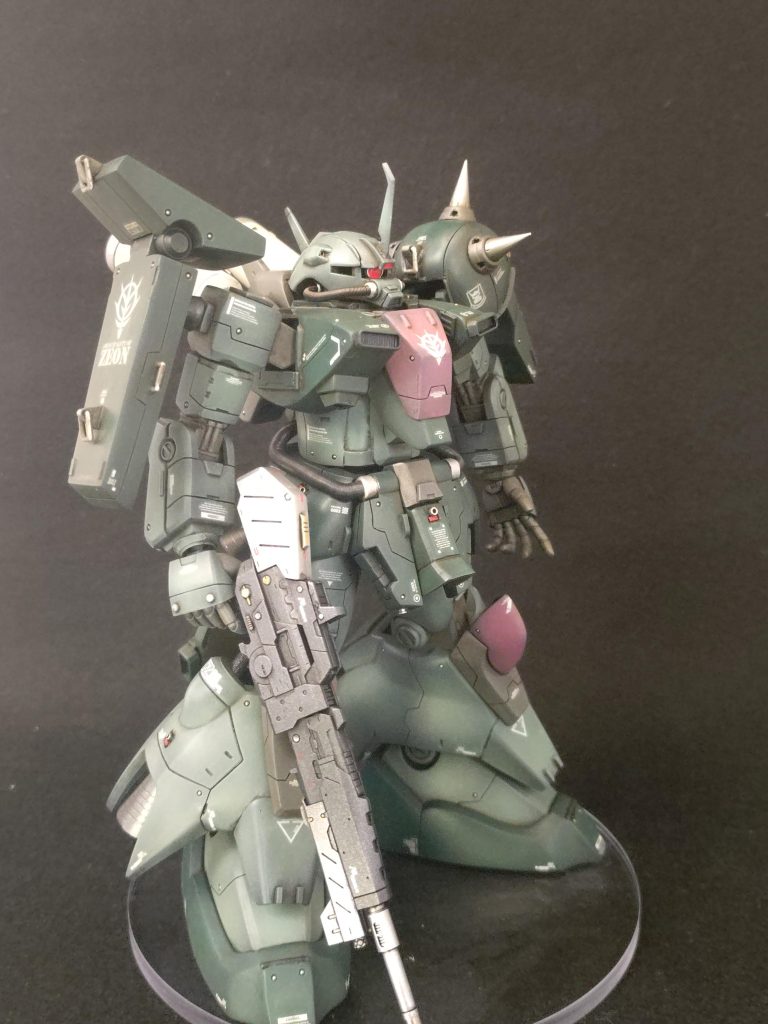 塗装は黒サフ下地。薄いグリーン：水性セイラマスオカラーのモスグリーン濃いグリーン：モスグリーンと同じくマスタードイエロー、アースブルーを混ぜても濃い緑にならなかったので、色の源シアンとイエローで調色。赤：ＨＪモデラースカラーのマスオディープレッドメカ部：水性セイラマスオカラーのウォームグレーバーニア：ガイアのスターブライトアイアン。内部はアクリジョンのメタリックレッドライフル：Ｍｒ．メタリックカラーのメタルブラックとガイアのスターライトシルバー