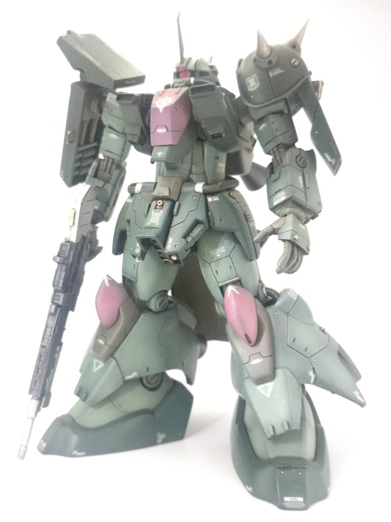 頭部：頭頂部後ハメ加工。モノアイ可動・モノアイ上の四角カメラをプラ板で追加。動力パイプをＷＡＶＥの２ミリスプリングに交換・モノアイは丸ノズルとＨアイズ、裏側に蛍光ピンク塗胸部：左右中央で三分割。２ミリプラ棒２本を挟んで幅増し。中央の赤い部分はプラ板を張り付けてボリューム増し。ビルダーズパーツのダクトノズル追加腕：肩の付け根をくりぬいて市販のダブルジョイントに交換。スパイクをMSスパイクに交換。モデリングサポートグッズのフック追加。拳を1/100のＭＳ丸指ハンドに交換。右肩シールド基部をボールジョイントに交換。右肩装甲に1ミリプラ棒で縁取り。スピンブレードで２ミリ角の凹みを彫って、1.6ミリメタルパイプとプラ棒を蛍光レッドで塗ったレッドチップを木工用ボンドで貼り付け・。2.5ミリメタルマイナスモールド埋め込み腹部：エポパテでボリューム増し腰部：ＷＡＶＥの３ミリスプリングに交換。1.6ミリメタルパイプとレッドチップ。スカートアーマーのビーム口にメタルピン埋め込み脚：足甲のアーマーをプラ板を張り付けて大型化。面倒なので稼働は断念。スネの外側に1.6ミリメタルパイプとレッドチップ  