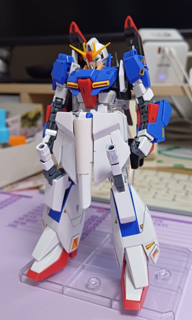 股間部は鉤状に既存の股間部に引っかかって固定、サブアームの場合は膝の隙間に追加関節パーツが当たるようにプラパンで基盤を作成しました。