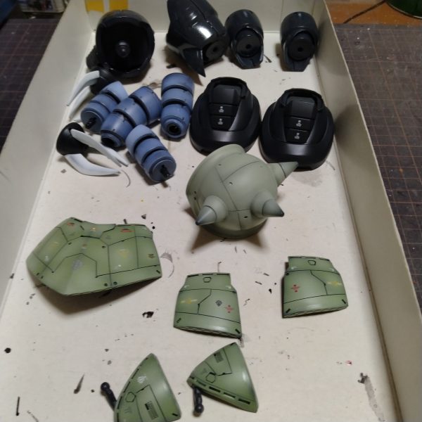 取り敢えず！今まで纏めて塗装したパーツを載せて来なかったので載せて見ました！深夜１時前くらいからスタートして間2時間ほど休憩しました！😄最近GUNSTA始めた頃の製作ペースが段々遅くなってきてるので！たまに自分を確かめる為にトライしてみました！まぁ間に補修パーツを扱ったりもしてますが！😄😄最後４枚目の画像が補修パーツです！ザクのショルダーのスジ彫り穴埋めと処理にてこずりました！😅あとスジ彫りも入れ直したのでゼータの製作が少し遅れました！ここまでくれば！あともう踏ん張りです！リベンジゼータ！もうヘタは打ちませんよ！😄次は変形もしますので！😀（4枚目）