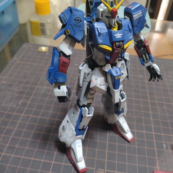製作ストーリーにあげようか迷いましたが！取り敢えず！復帰した事を形にしようと上げました！😄トップコートはまだやってないので厳密に言うと完成では無いので！ギリギリ完成投稿にはならないと思います！😄😄トップコートは同時進行していた補修パーツのデカール貼りが終わってから一緒にやろうと思ってます！さすがに昨日の今日で左手の感覚と言いますが強弱の使い方が凄く難しく感じましたが！確信しました！これはリハになりますね！、😄補修デカールは夜にやろうと思いますので！完成投稿はそれ以降に投稿します！今回は当然破損もなく宣言通りにウェイブライダーにも変形させますので！投稿しましたらお時間がある時に観覧宜しくお願いします！😀ちなみに一枚だけPGザクのスジ彫り入れ直し、再塗装とデカール貼り終わってるので取り敢えず！載せたりしてみます！😄これもトップコートはまだです！トップコートすると色も深みが出ると思います！😄（5枚目）