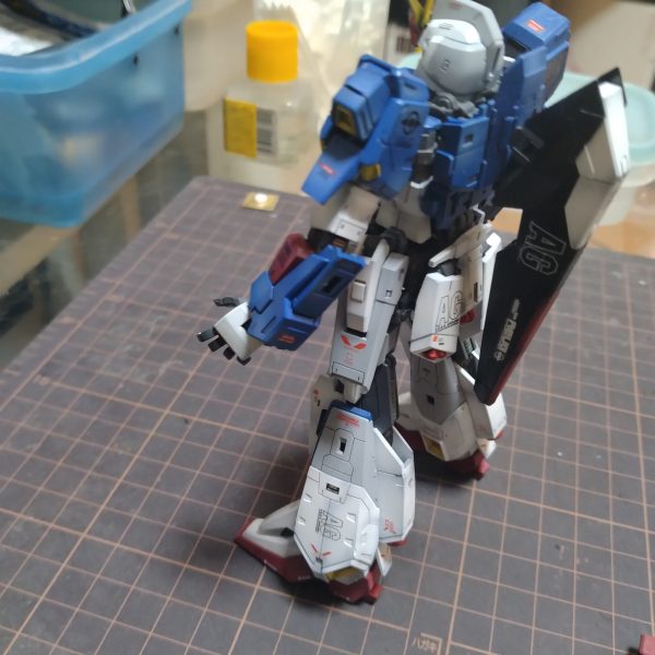 製作ストーリーにあげようか迷いましたが！取り敢えず！復帰した事を形にしようと上げました！😄トップコートはまだやってないので厳密に言うと完成では無いので！ギリギリ完成投稿にはならないと思います！😄😄トップコートは同時進行していた補修パーツのデカール貼りが終わってから一緒にやろうと思ってます！さすがに昨日の今日で左手の感覚と言いますが強弱の使い方が凄く難しく感じましたが！確信しました！これはリハになりますね！、😄補修デカールは夜にやろうと思いますので！完成投稿はそれ以降に投稿します！今回は当然破損もなく宣言通りにウェイブライダーにも変形させますので！投稿しましたらお時間がある時に観覧宜しくお願いします！😀ちなみに一枚だけPGザクのスジ彫り入れ直し、再塗装とデカール貼り終わってるので取り敢えず！載せたりしてみます！😄これもトップコートはまだです！トップコートすると色も深みが出ると思います！😄（3枚目）