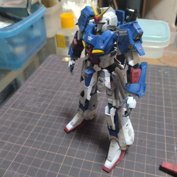 製作ストーリーにあげようか迷いましたが！取り敢えず！復帰した事を形にしようと上げました！😄トップコートはまだやってないので厳密に言うと完成では無いので！ギリギリ完成投稿にはならないと思います！😄😄トップコートは同時進行していた補修パーツのデカール貼りが終わってから一緒にやろうと思ってます！さすがに昨日の今日で左手の感覚と言いますが強弱の使い方が凄く難しく感じましたが！確信しました！これはリハになりますね！、😄補修デカールは夜にやろうと思いますので！完成投稿はそれ以降に投稿します！今回は当然破損もなく宣言通りにウェイブライダーにも変形させますので！投稿しましたらお時間がある時に観覧宜しくお願いします！😀ちなみに一枚だけPGザクのスジ彫り入れ直し、再塗装とデカール貼り終わってるので取り敢えず！載せたりしてみます！😄これもトップコートはまだです！トップコートすると色も深みが出ると思います！😄（2枚目）