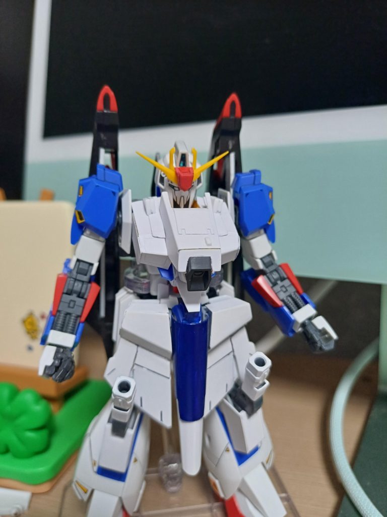 胸パーツも肩関節の付け根の隙間にパーツが引っかかるようにして固定可能にしました。