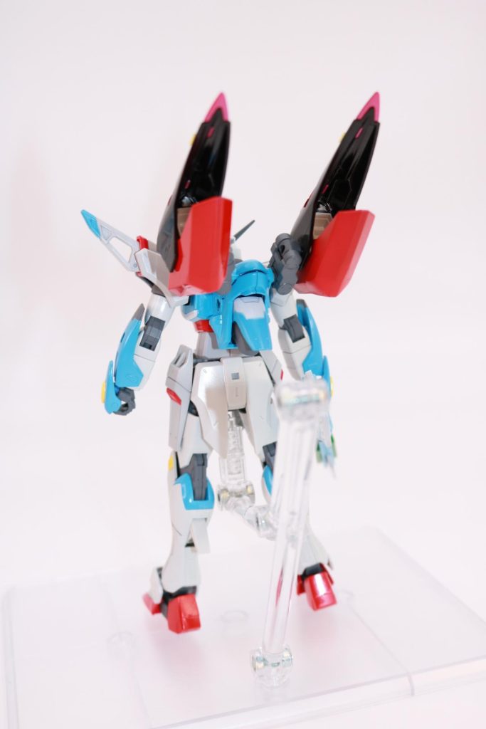 背面 スラスターのパーツの上半分を塗り忘れるガバチャーだが凸みたいな模様っぽくて良い感じだからヨシ!V2シルエット アメイジングエクシアのブースターをリペイントして見立て再現。差し替えでヴォワチュール・リュミエール展開状態も再現。