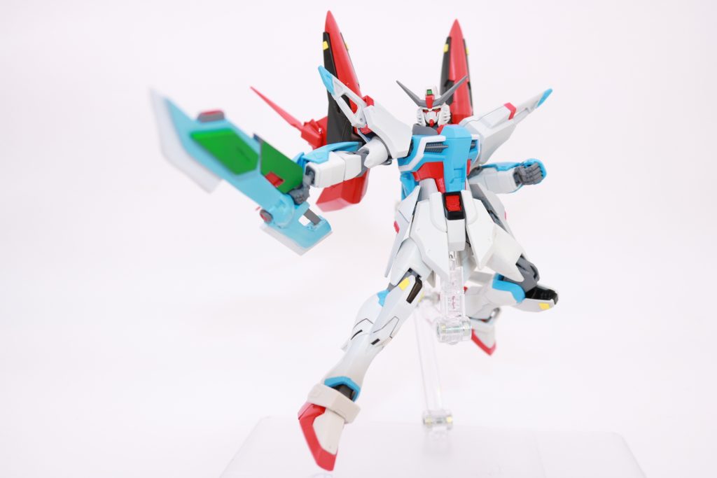 複合兵装システムガラディーン先生のイラストを参考にプラ板からフルスクラッチしました。内側にネオジム磁石とホチキスの針を仕込んでスライド機構を設けることで、ソードモードとブラストモードの2モードチェンジを再現。無茶苦茶だ!!1枚の絵からこれだけの武器を作ろうだなんて!!!(准将並感)ってなりながら作りました。