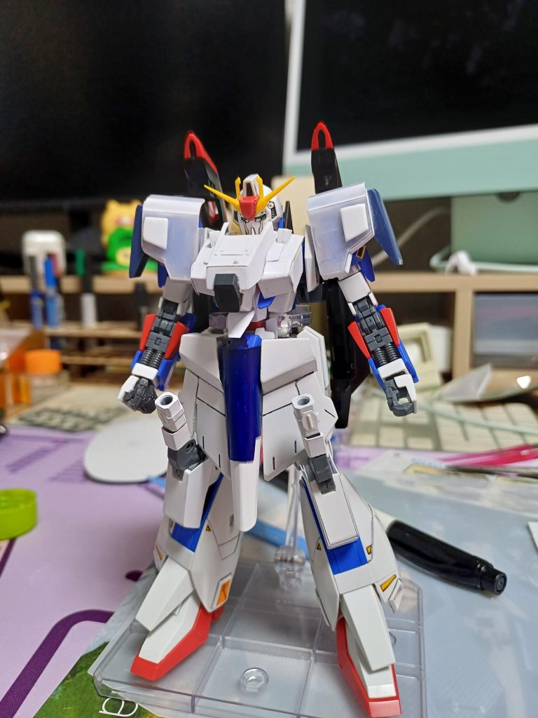 肩の場合、連結ジョイントにプラパンが上に乗って固定される感じで作業しました。 その後、塗色、デカール、仕上げの順で進め、もとデカールはしませんが、今回の改造のコンセプトがガンダムフィックス式だったので、家に残っているデカールを適当に貼ってあげました。 今回の作業中、やる気喪失によりあまりにも多くのディテールを放棄してしまったので、これを陸戦型フルアーマーZガンダムと呼べるか自信がありません。 ただ重要なポイントはほとんど再現しましたし、改造コンセプトも守ったので満足です。 今日も見てくださってありがとうございます。
