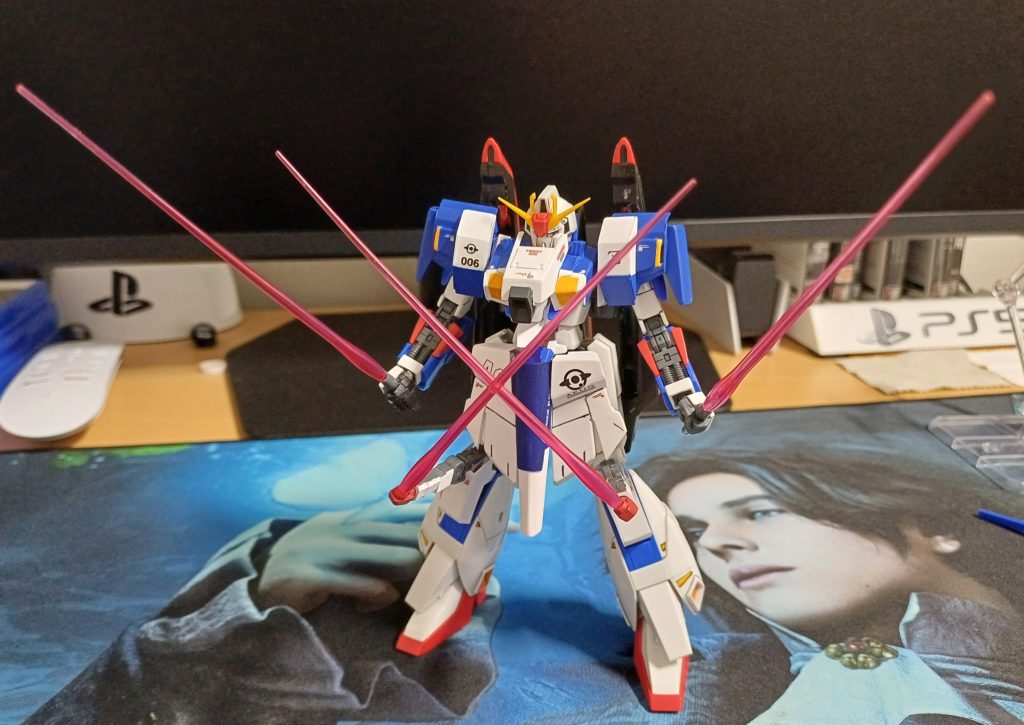 膝のサブアーム可動は、バンダイオプションパーツをそのまま移植して実装しました。 おかげさまで4刀流Zを再現可能!残念ながら肩のミサイルポットは実力不足で外装のみ再現しました。