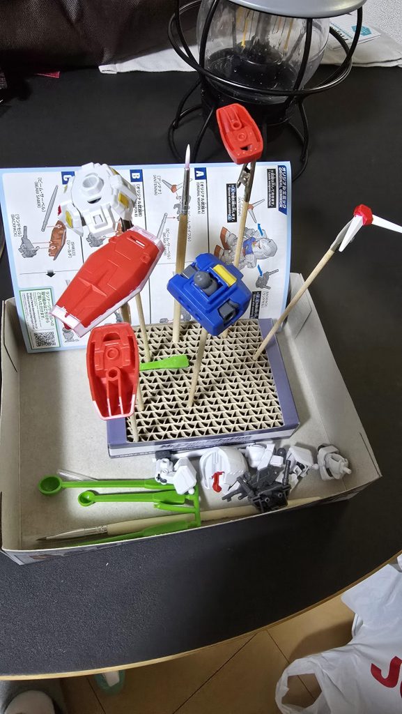 近くのジョーシンに行き水性ホビーカラーセットを購入。ついでに、塗装棒とベース、タミヤの墨入れ塗料ブラックなどいろいろ、、、