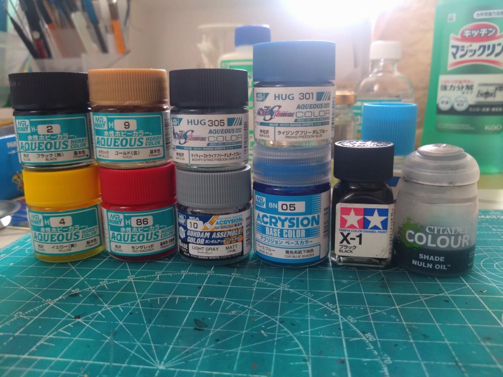 使用塗料→ブルー部:ライフリブルー、ネイビー部:マイティーストライクフリーダムダークブルーで塗装他塗料は部分塗装、スミ入れに使用また、ツインアイ、センサー部にダイソーのメタリックテープをシールと同サイズに切り出して貼りました以下ポージングを…