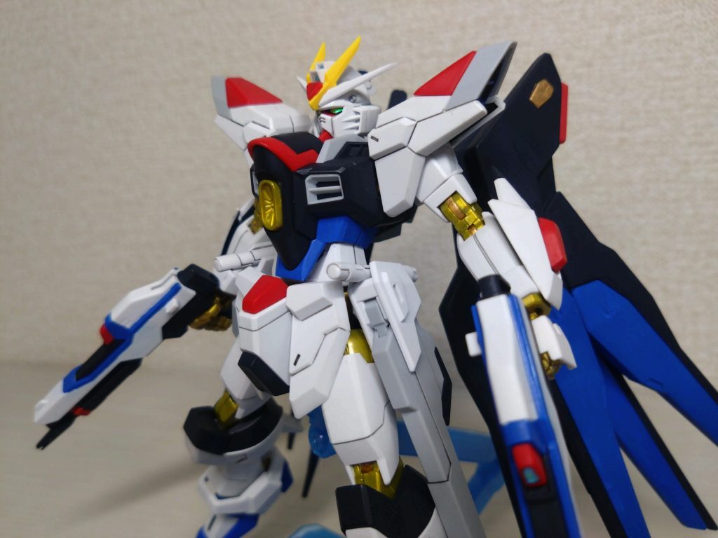 HGCEストライクフリーダムから背部の機動兵器ウイングを移植、ハンドパーツをホビベース極め手(ゴールド)に変更要するに壊される前を再現(??)
